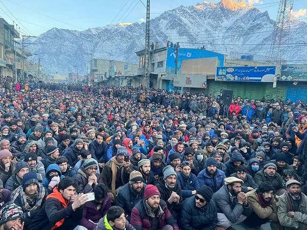 પીઓકે (Pok Protests) : જિન્નાના દેશમાં ૧૯૭૧ જેવો માહોલ, લોકો લોટના વધતા ભાવોના વિરોધમાં રસ્તા પર ઉતર્યા