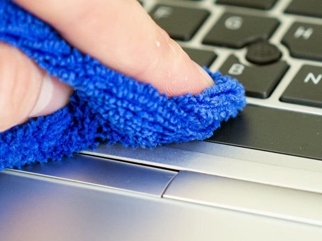 Laptop Cleaning:લેપટોપની સફાઈમાં ભૂલ કરવી મોંઘી પડી શકે છે, જો તમે તેને આ રીતે સાફ કરશો તો કોઈપણ સમસ્યા વિના સાફ થઈ જશે.