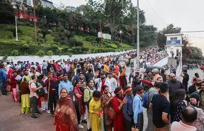 વૈષ્ણોદેવી (Vaishno Devi) યાત્રા રૂટ પર ભૂસ્ખલન થયું, 2 શ્રદ્ધાળુઓના મોત, હેલિકોપ્ટર-બેટરી કાર સેવા બંધ કરવી પડી