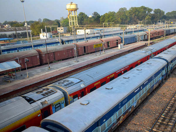 ટ્રેન (Train) ની છત પર લાગેલા ઢક્કન...જીવન બચાવે છે! રેલવેની આવી જબરદસ્ત ટેકનોલોજી જે દરેક જણ જતા નહિ હોય