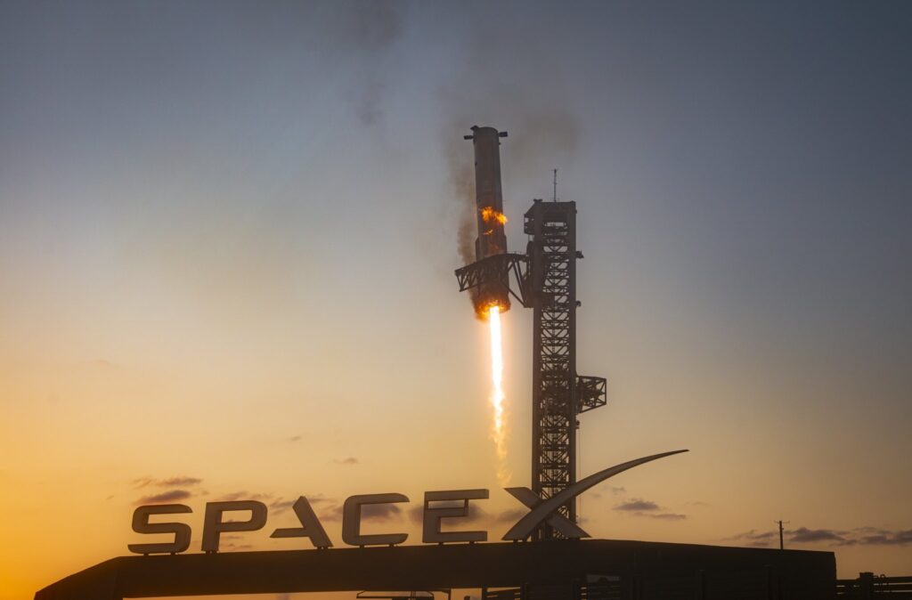 Spacex એ ઈતિહાસ રચ્યો...રોકેટ એ જ જગ્યાએ લેન્ડ થયું જ્યાંથી તેને લોન્ચ કરવામાં આવ્યું હતું અને તે પણ લોન્ચ પેડની બાહોમાં