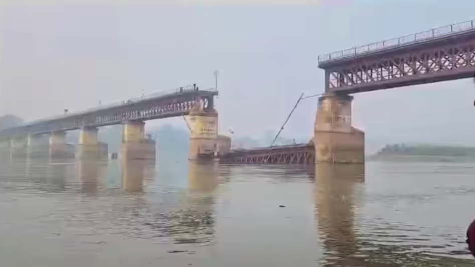 Ganga Bridge Collapse: કાનપુરમાં 150 વર્ષ જૂનો પુલ ગંગા નદીમાં પડ્યો, અંગ્રેજોએ આ પુલ પરથી ક્રાંતિકારીઓ પર ગોળીબાર કર્યો હતો; જાણો આ પુલનો ઈતિહાસ