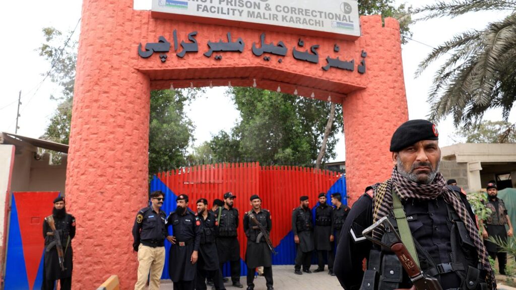 Pakistan: ભૂકંપનો લાભ લઈને કરાચી જેલમાંથી 216 કેદીઓ ભાગી ગયા, ગોળીબારમાં એકનું મોત, 80 પકડાયા