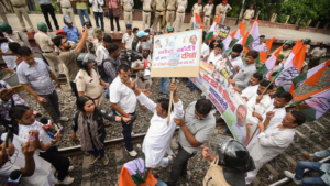 ભારત બંધ (Bharat Bandh) : બંગાળથી કેરળ સુધી અસર જોવા મળી, ક્યાંક ટ્રેન રોકવાનો પ્રયાસ થયો તો ક્યાંક રસ્તા રોકો, જાણો મોટા અપડેટ્સ