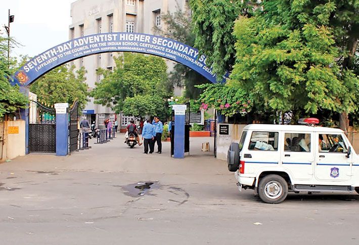 ધો-8ના વિદ્યાર્થીએ ધો-10ના સ્ટુડન્ટ (Student) ને છરી મારી મર્ડર કર્યું, સેવન્થ ડે સ્કૂલમાં સિંધી સમાજના લોકોએ તોડફોડ કરી, પ્રિન્સપાલ-સ્ટાફને માર્યા, પોલીસે માંડ માંડ જીવ બચાવ્યો