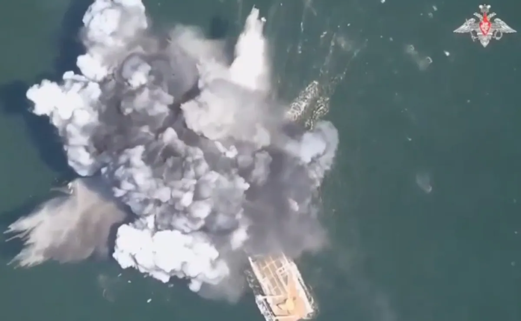 જમીન અને હવા પછી, રશિયા (Russia) એ હવે સમુદ્રને નિશાન બનાવ્યું, યુક્રેનિયન નૌકાદળના એક મોટા જહાજને ડૂબાડી દીધું