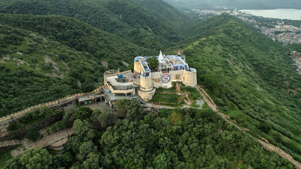 Ganesh Chaturthi ના દિવસે જયપુરના પહાડીઓમાં કરો ગણપતિના દર્શન, 365 સીડીઓ ચઢો અને આખા વર્ષ માટે આશીર્વાદ મેળવો 