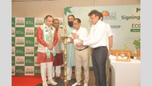 સુરતથી શરૂ થઈ ‘Eco Kranti’ શ્રી શ્રી રવિશંકરજી ના માર્ગદર્શન હેઠળ સિંગલ યૂઝ પ્લાસ્ટિક મુક્ત ગ્રીન મિશનની શરૂઆત 2 Untitled design 2025 11 05T183831.756