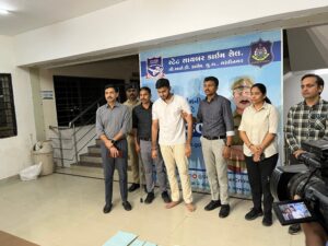 ગુજરાત પોલીસે (Police) આંતરરાષ્ટ્રીય 'સાયબર સ્લેવરી' રેકેટના મુખ્ય સૂત્રધારની ધરપકડ કરી: 100 ચીની કંપની-50 પાકિસ્તાની એજન્ટોના સંપર્કમાં હતો, જાણો કેવી ઊંચા પગારની લાલચ આપી 500થી વધુ નાગરિકોને ફસાવ્યા