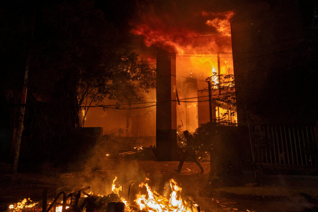 Bangladesh Violence: ઉસ્માન હાદીની હત્યા બાદ ટોળાએ મીડિયા ઓફિસોમાં આગ લગાવી દીધી,  27 વર્ષમાં પહેલી વાર પ્રથમ આલો અખબારનું પહેલી વાર પ્રકાશિત થયું નહિ 