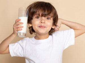 શું ખોટા સમયે દૂધ (Milk) પીવડાવાથી તમારા બાળકના વિકાસને નુકસાન થઈ શકે છે? જાણો કયો સમય શ્રેષ્ઠ છે: સવાર કે સાંજ