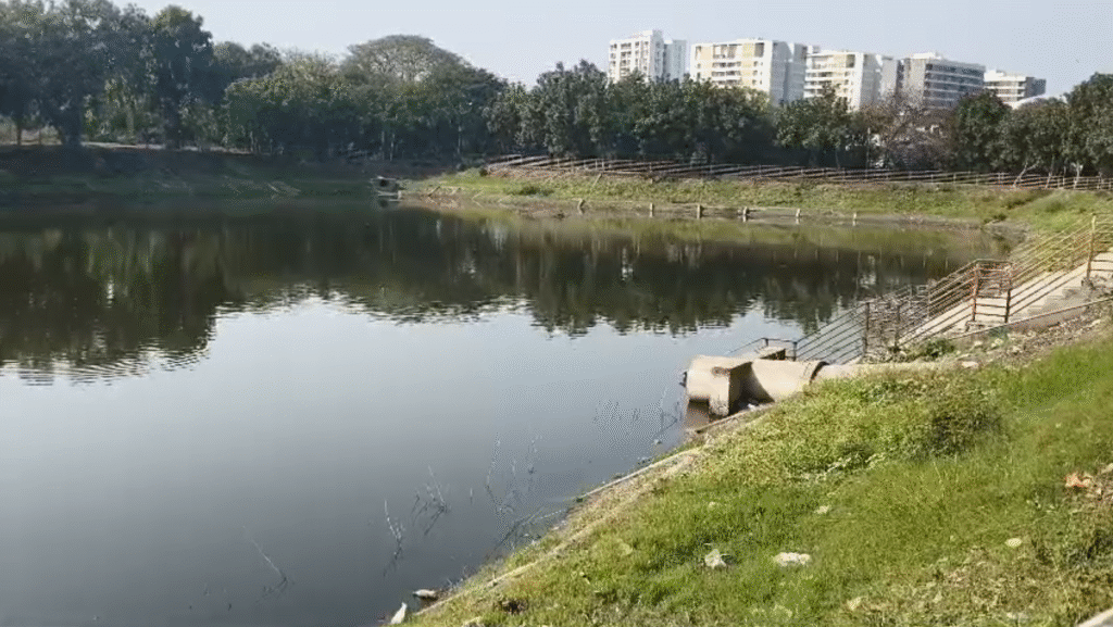 કલાલીના તળાવ (Lake) ની બ્યુટીફિકેશન બાદ હાલત બદ્દતર, કરોડોના ખર્ચ બાદ પણ અંધારું, તળાવ પાસેની સ્ટ્રીટ લાઇટો તૂટેલી અને બંધ હાલતમાં