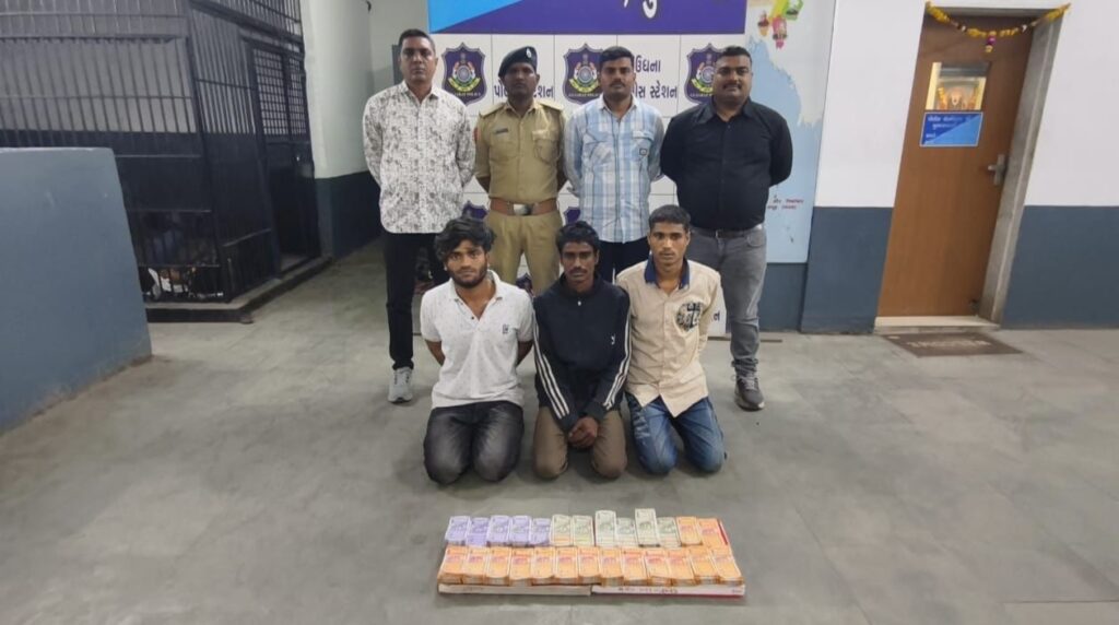 સુરતની કંપનીમાં 11 લાખની ચોરી (Theft) કરનાર ત્રણ સોશિયલ મીડિયાની પોસ્ટથી ઝડપાયા, ચોરીના રૂપિયા લઈને મોજશોખ માટે બોમ્બે ભાગ્યા