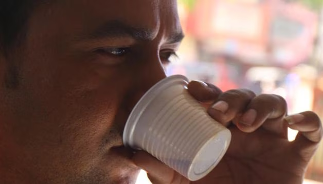 Tea In Plastic Cups: ઓફિસની બહાર પ્લાસ્ટિકના કપમાં ચા પીવાથી આ જીવલેણ રોગ થઈ શકે છે.