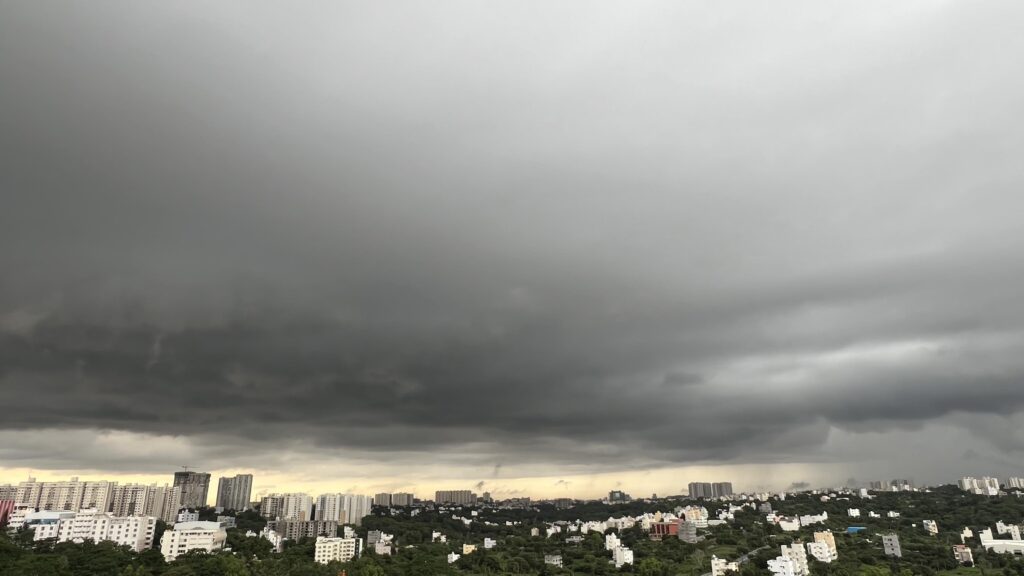 વરસાદ (Rain) ના સંકેત: દ. ગુજરાત-સૌરાષ્ટ્રમાં 7 દિવસની આગાહી; ચોમાસું 48થી 72 કલાકમાં MP પહોંચશે, યુપીમાં વાવાઝોડાનું એલર્ટ