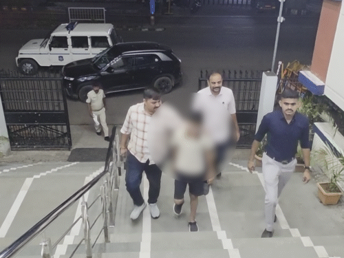 Surat: 12 વર્ષનો વિદ્યાર્થી ભણતરના દબાણથી ઘર છોડીને ટ્રેનમાં બેઠો, 150 CCTVથી શોધી કાઢ્યો | 10 મોટા ખુલાસા