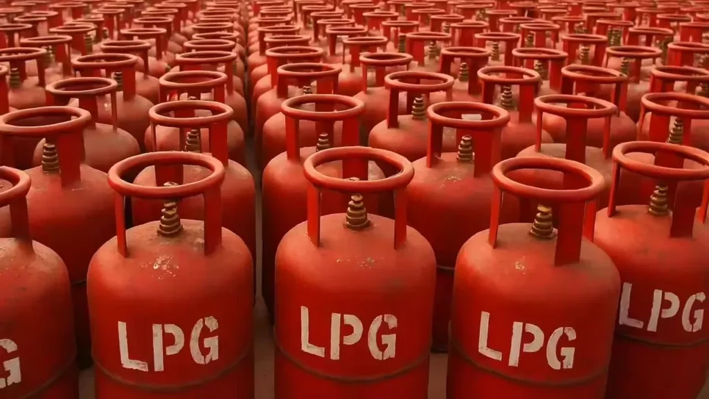 CNG ભાવમાં 4 રૂપિયાનો મોટો વધારો! ઓગસ્ટથી લાગુ થયા 6 મોટા નિયમો, જાણો તમારી ખિસ્સા પર કેટલી પડશે અસર