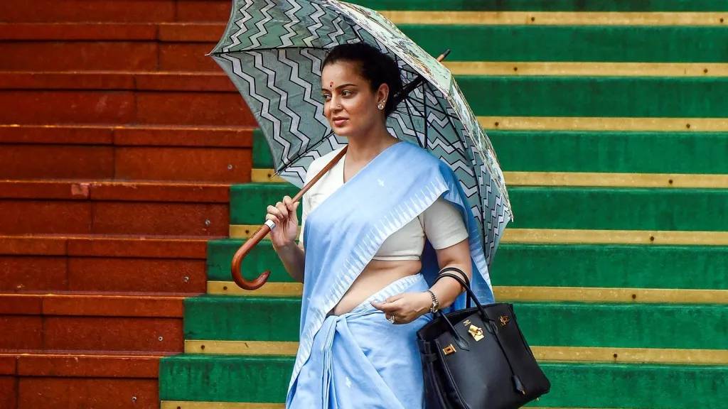 Kangana Ranaut's 56 lakh look : 35 લાખની બેગથી 21 લાખની ઘડિયાળ સુધી, સાડી સાથે ₹6 હજારની છત્રી પણ ખાસ